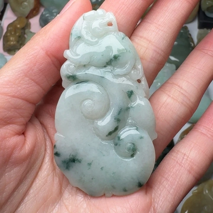 翡翠未镶嵌颈饰如意