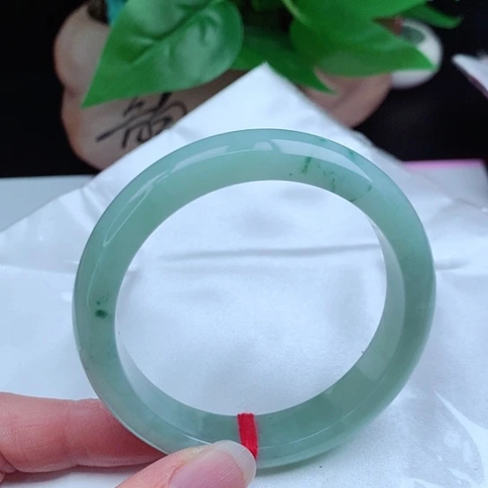 翡翠手镯未镶嵌      正圈57 蓝底飘蓝花