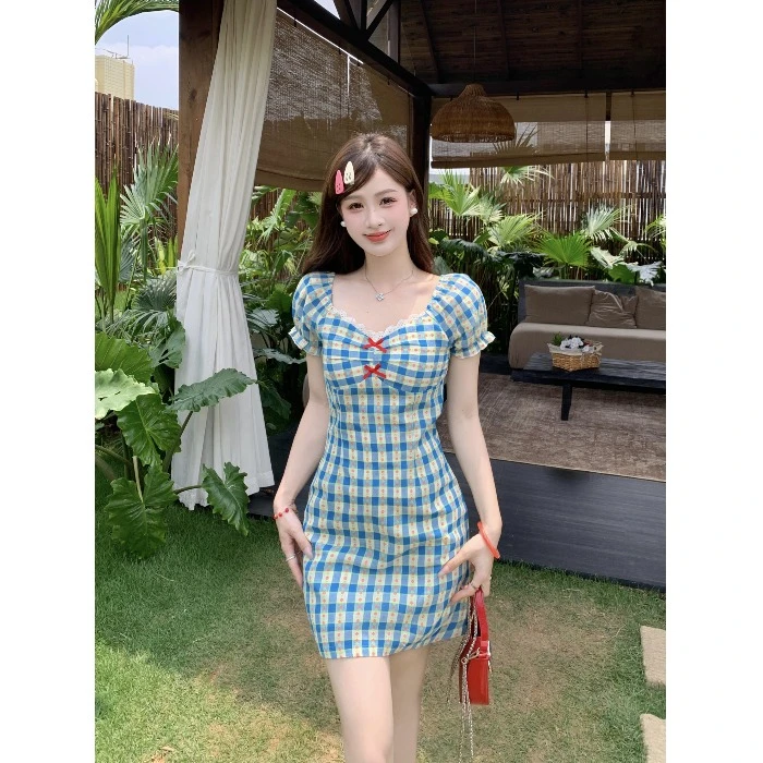 大码胖mm法式田园风格子蕾丝方领短袖连衣裙女夏季新款收腰a字裙