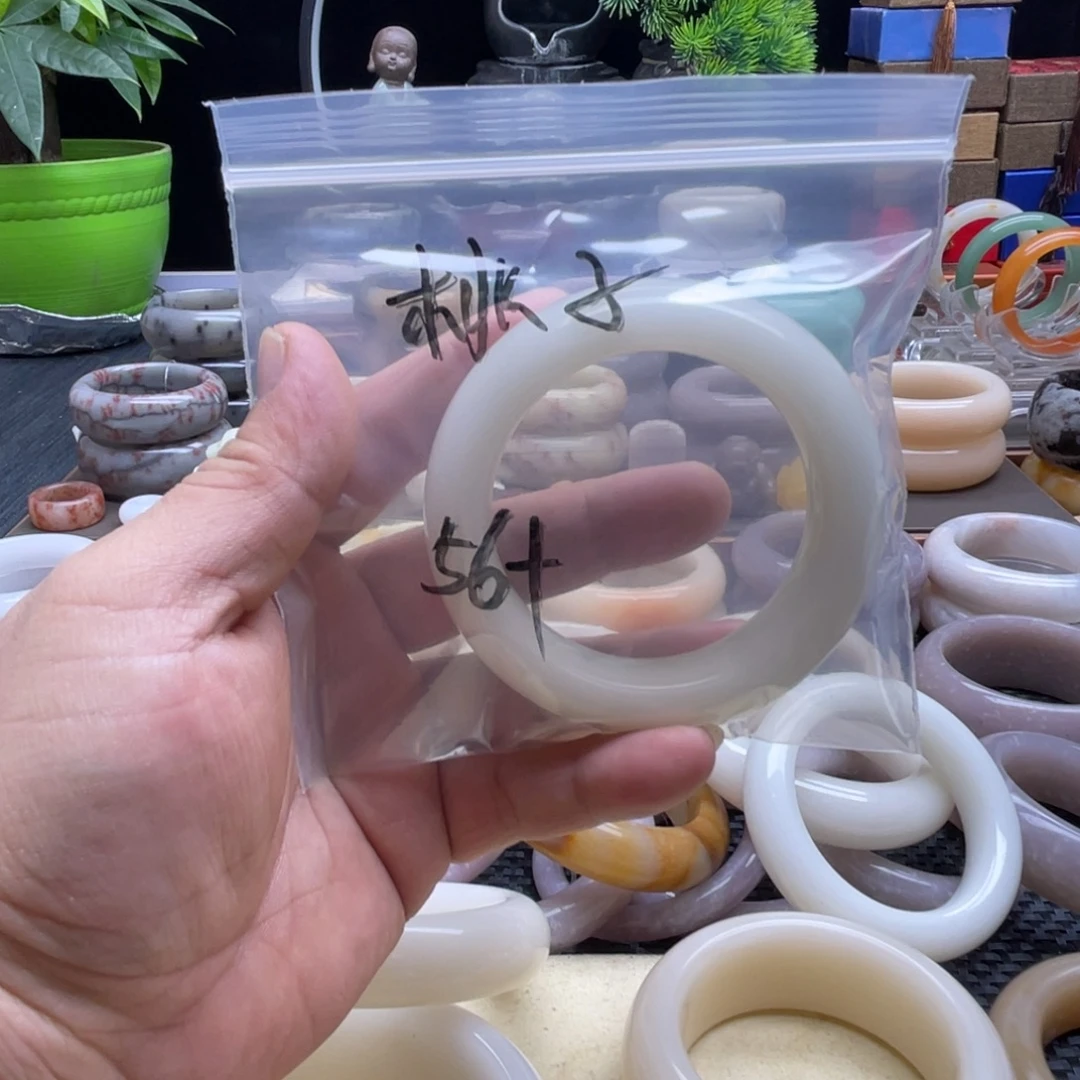 ****石英质玉（佘太翠）未镶嵌手镯