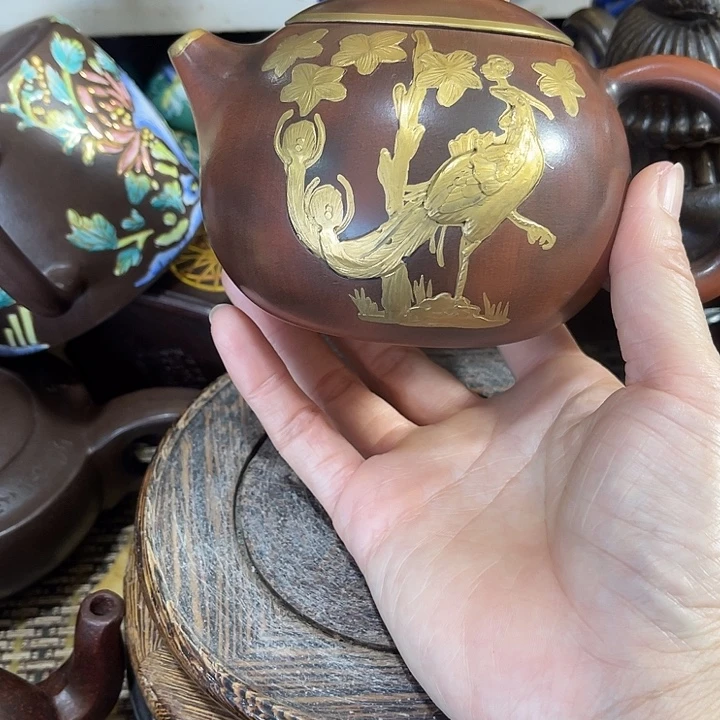 茶壶紫泥原矿泥料手工制作的一把紫砂壶。
