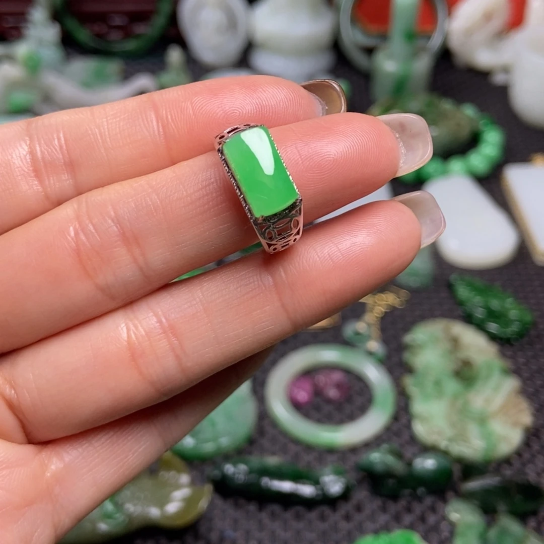 傲***儿翡翠18K金镶嵌挂件清