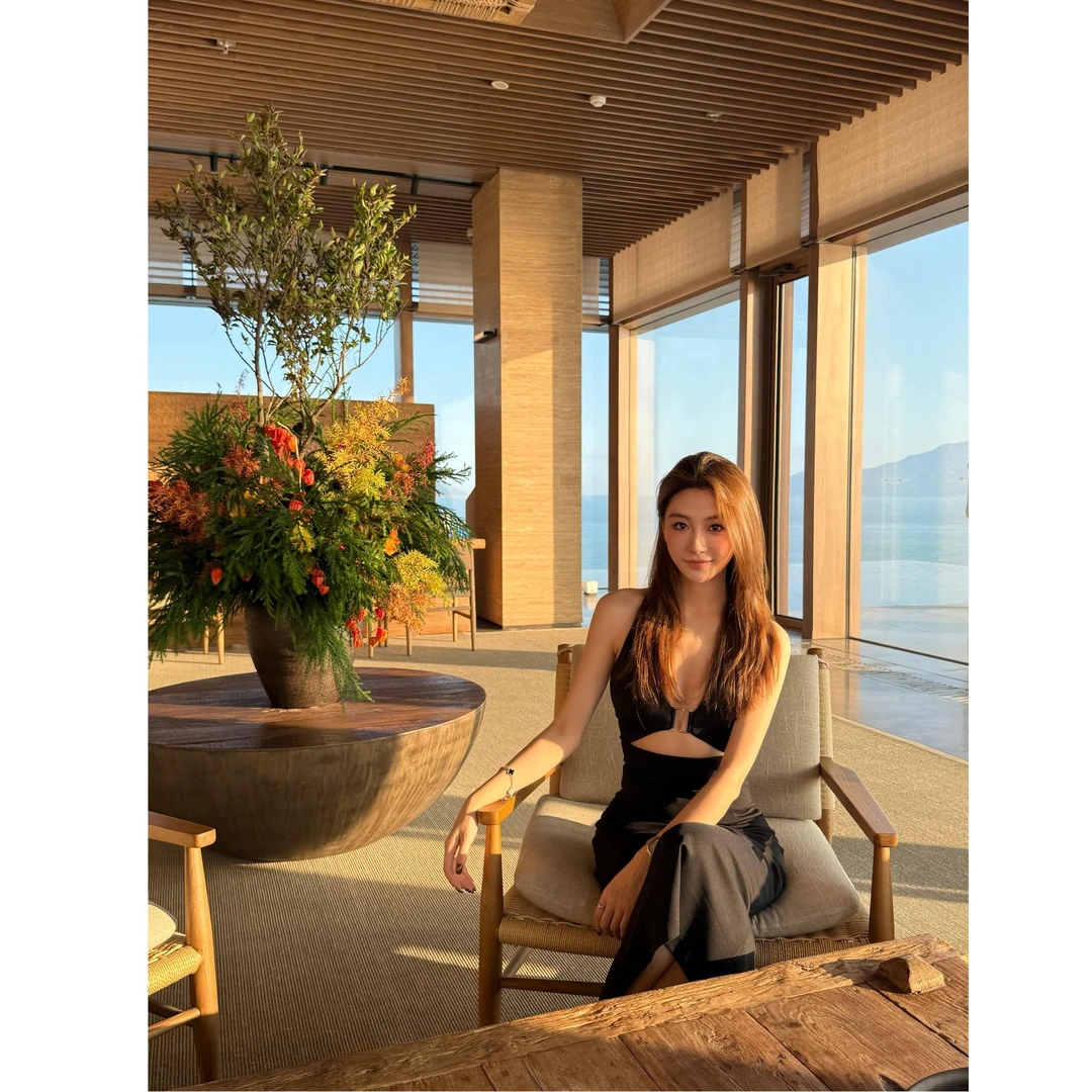 高端气质性感镂空显瘦长裙2025秋冬新款纯欲修身辣妹超仙连衣裙女