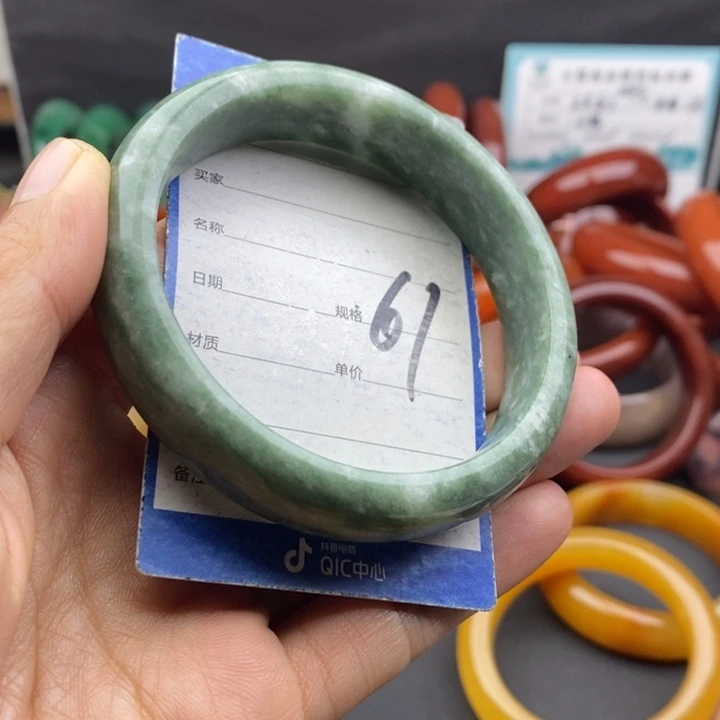 未镶嵌手镯石英质玉