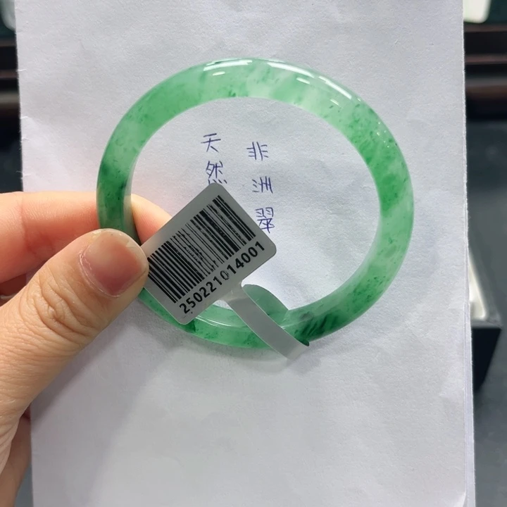 李***乐石英质玉（非洲翠）未镶嵌手镯