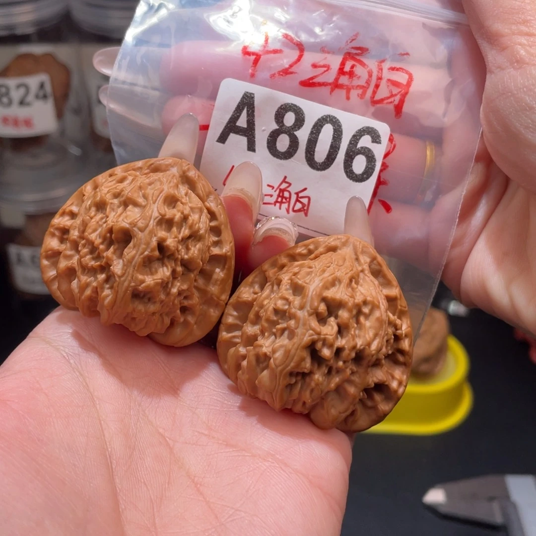 42三角白文玩核桃