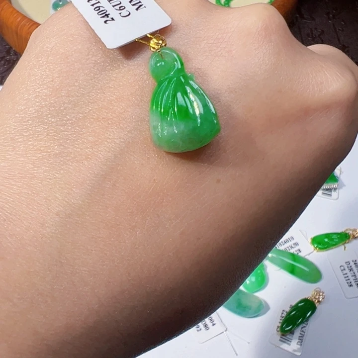 翡翠挂件18K金镶嵌翡翠