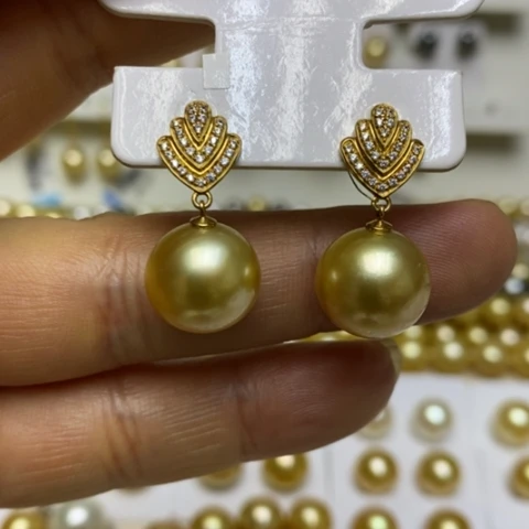 18K金镶嵌海水珍珠耳饰