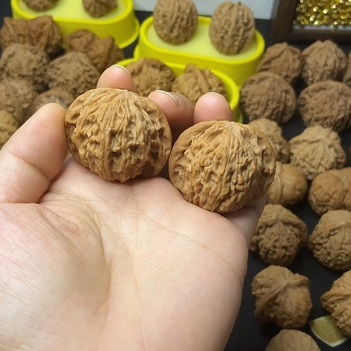 文玩核桃    磨盘山地