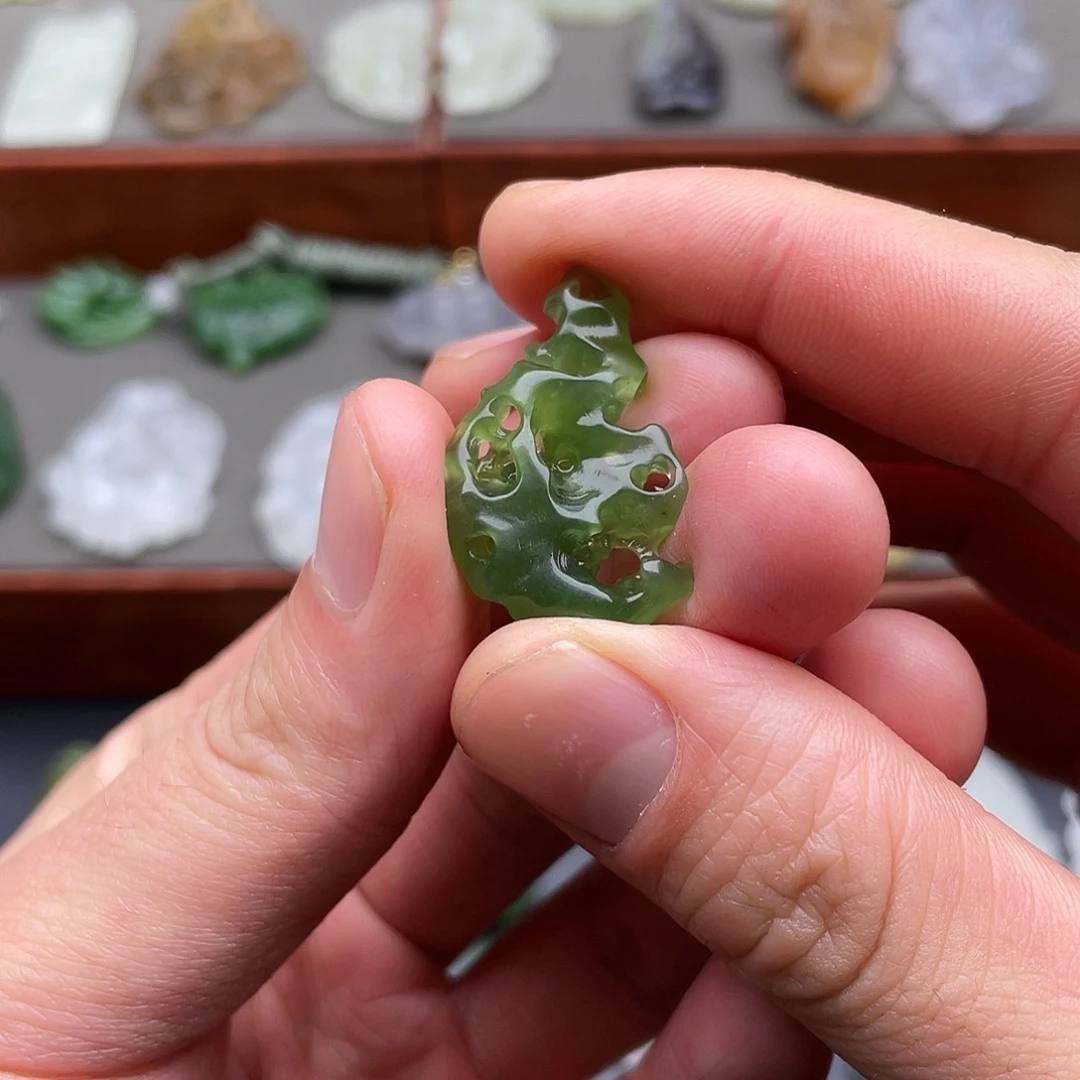 和田玉未镶嵌颈饰碧玉时来运转