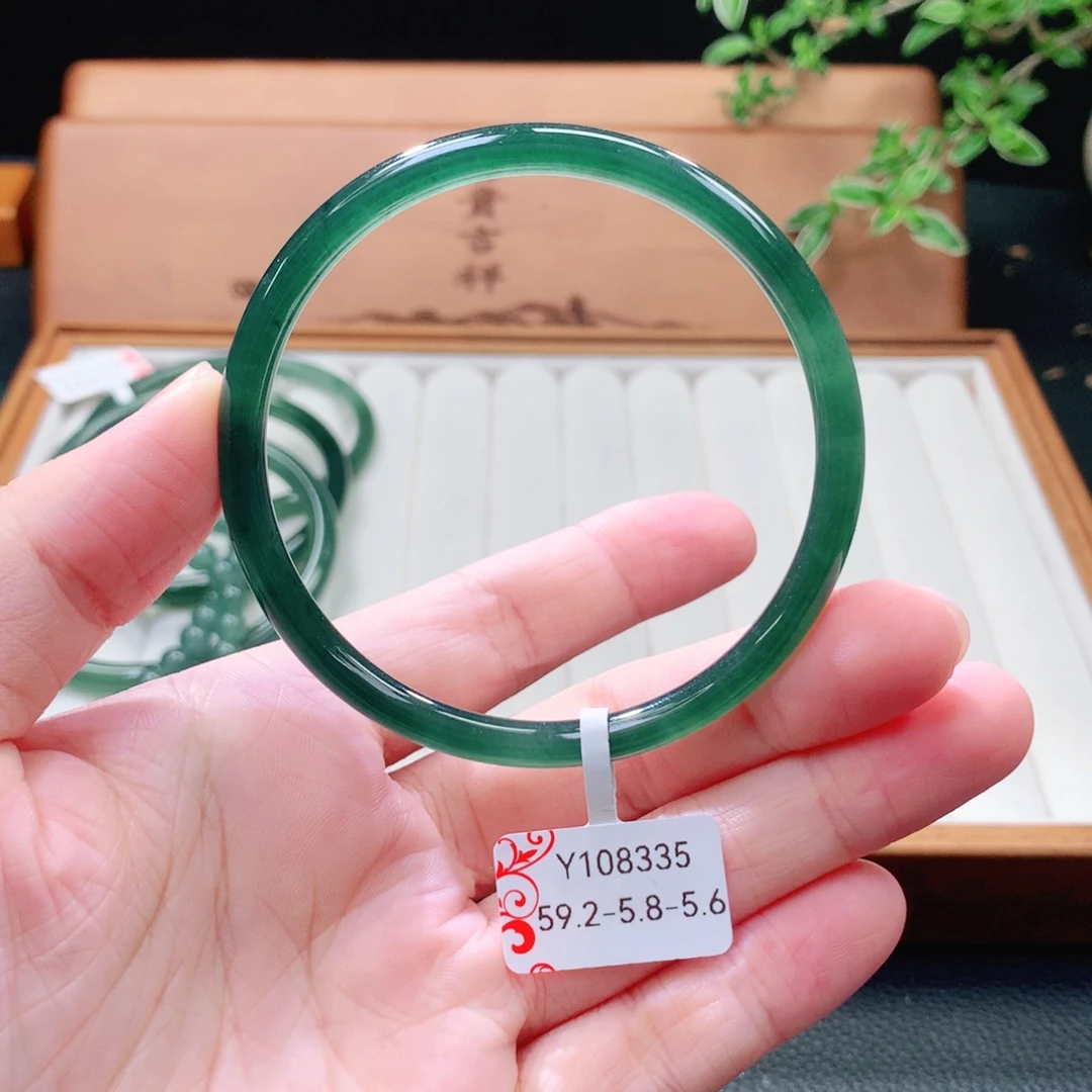 翡翠未镶嵌手镯（圆镯）