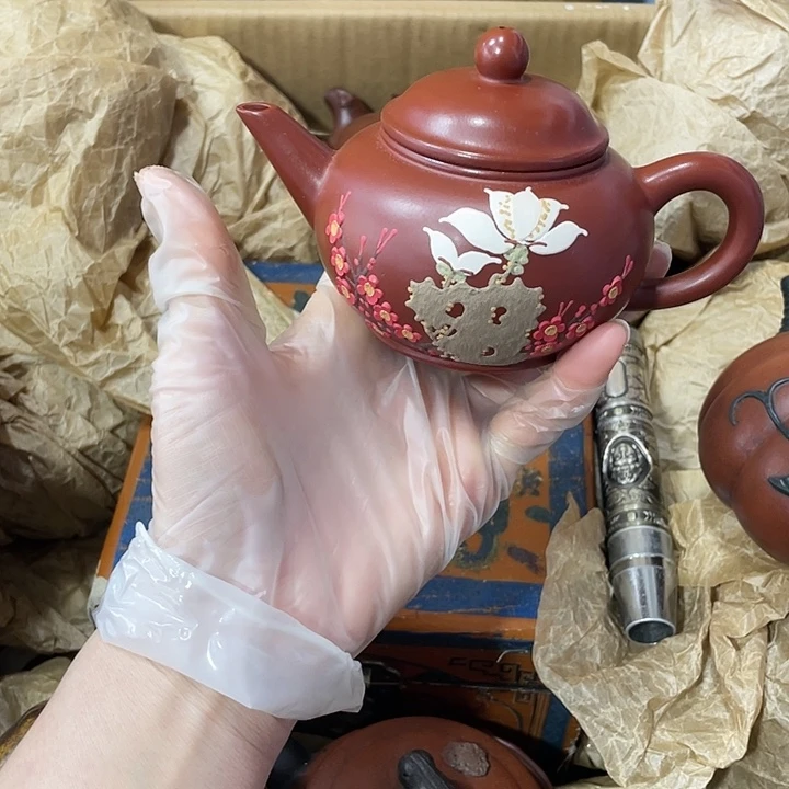 紫砂茶壶原矿泥料，手工制作的一把紫砂壶。