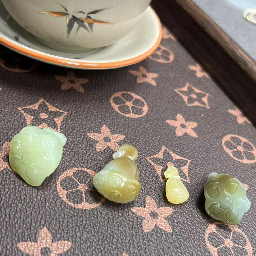 若羌黄口料莲蓬玉石挂件小精品，脖挂 包挂 多样性发货。