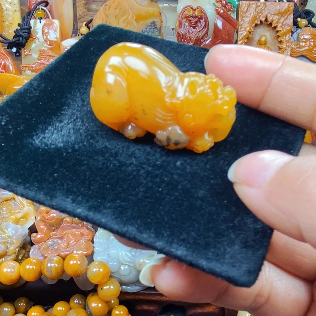 未镶嵌石英质玉（黄龙玉）颈饰