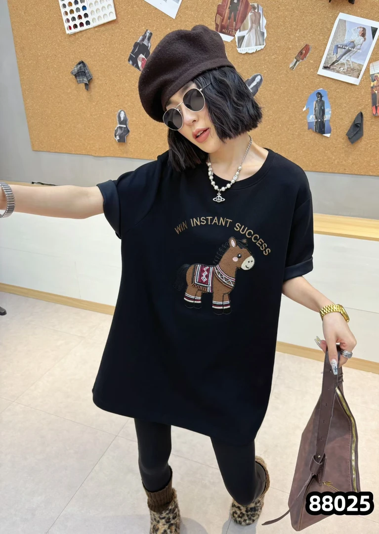 胖MM加肥重工满绣时尚卡通小马图案马上有钱减龄T恤