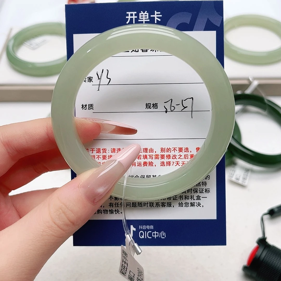 二***兔和田玉手镯未镶嵌