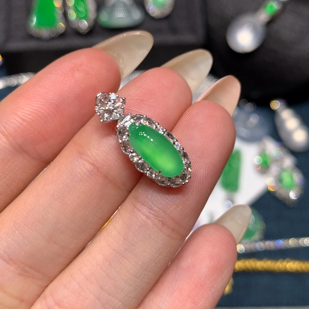 翡翠18K金镶嵌吊坠(赠链)甜阳绿福瓜