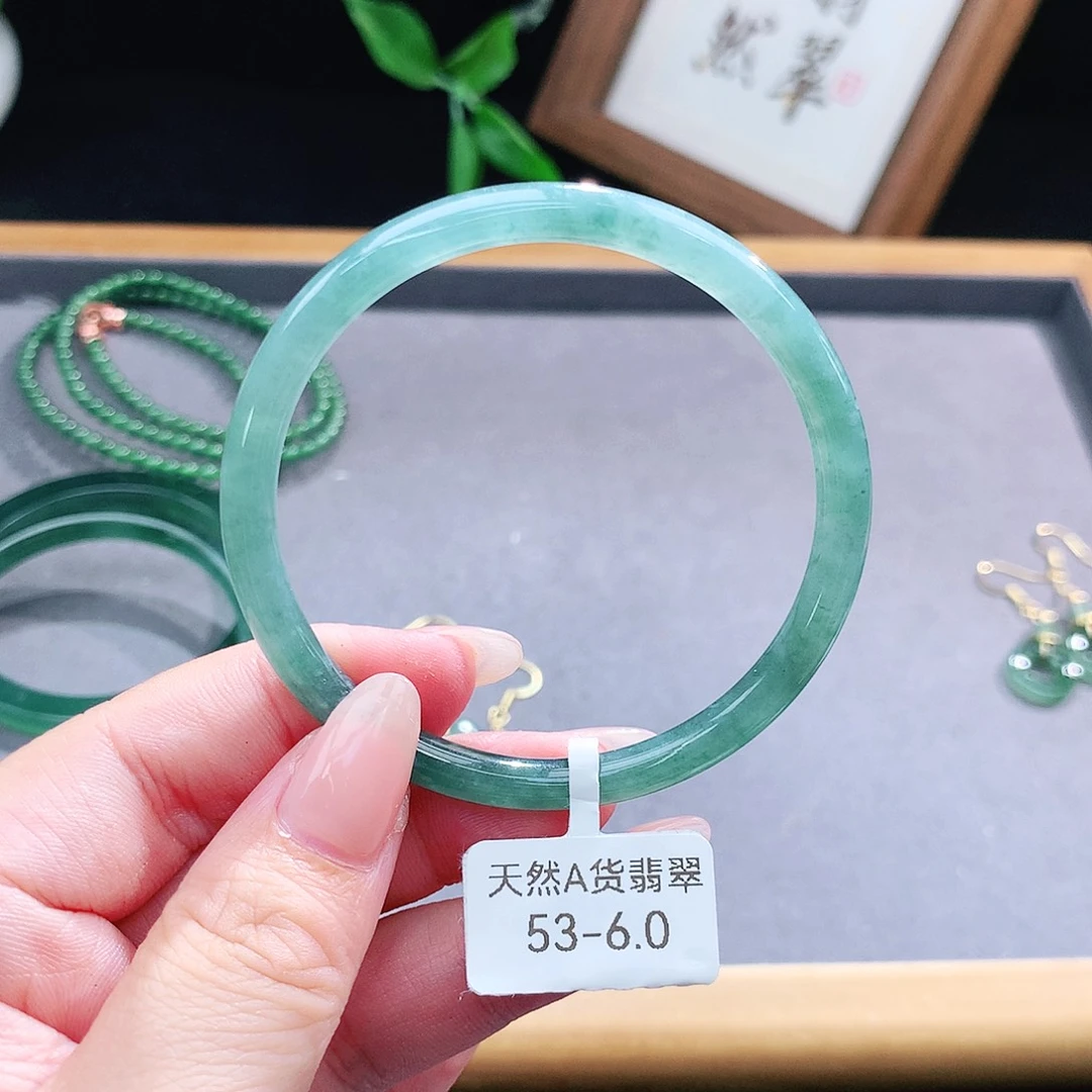 翡翠手镯（圆镯）未镶嵌