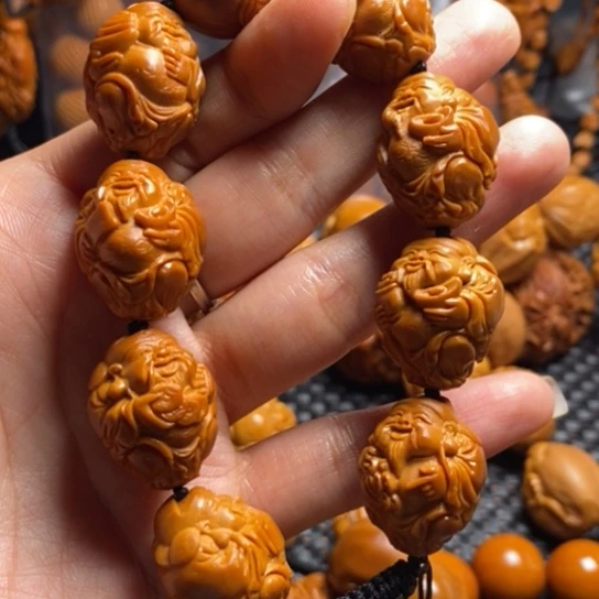 橄榄核吊坠八方财神