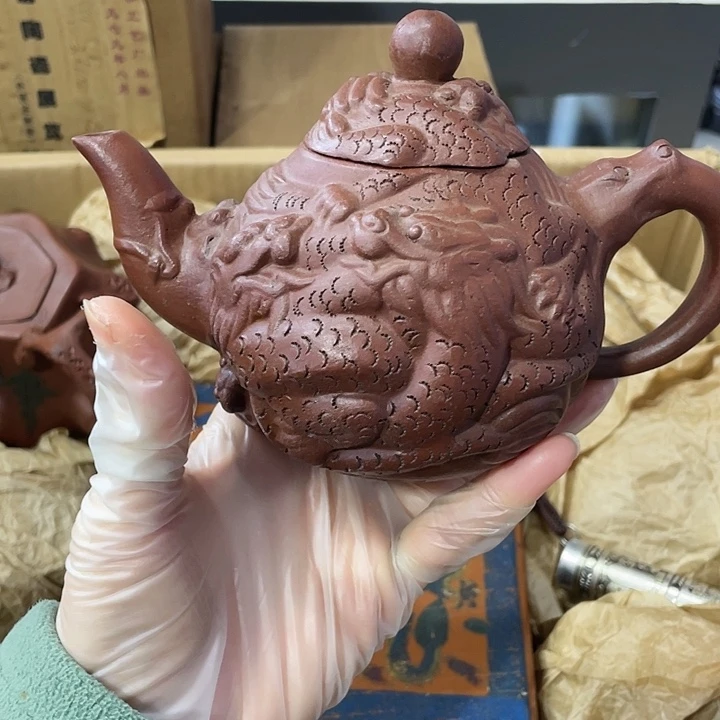 紫砂茶壶原矿泥料手工制作的一把紫砂壶。