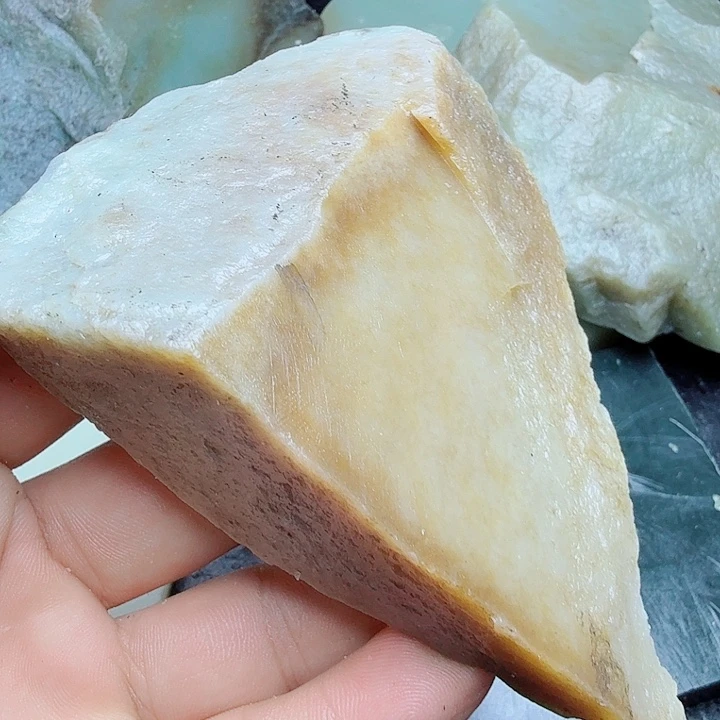 和田玉（糖玉）未镶嵌珠宝奇石