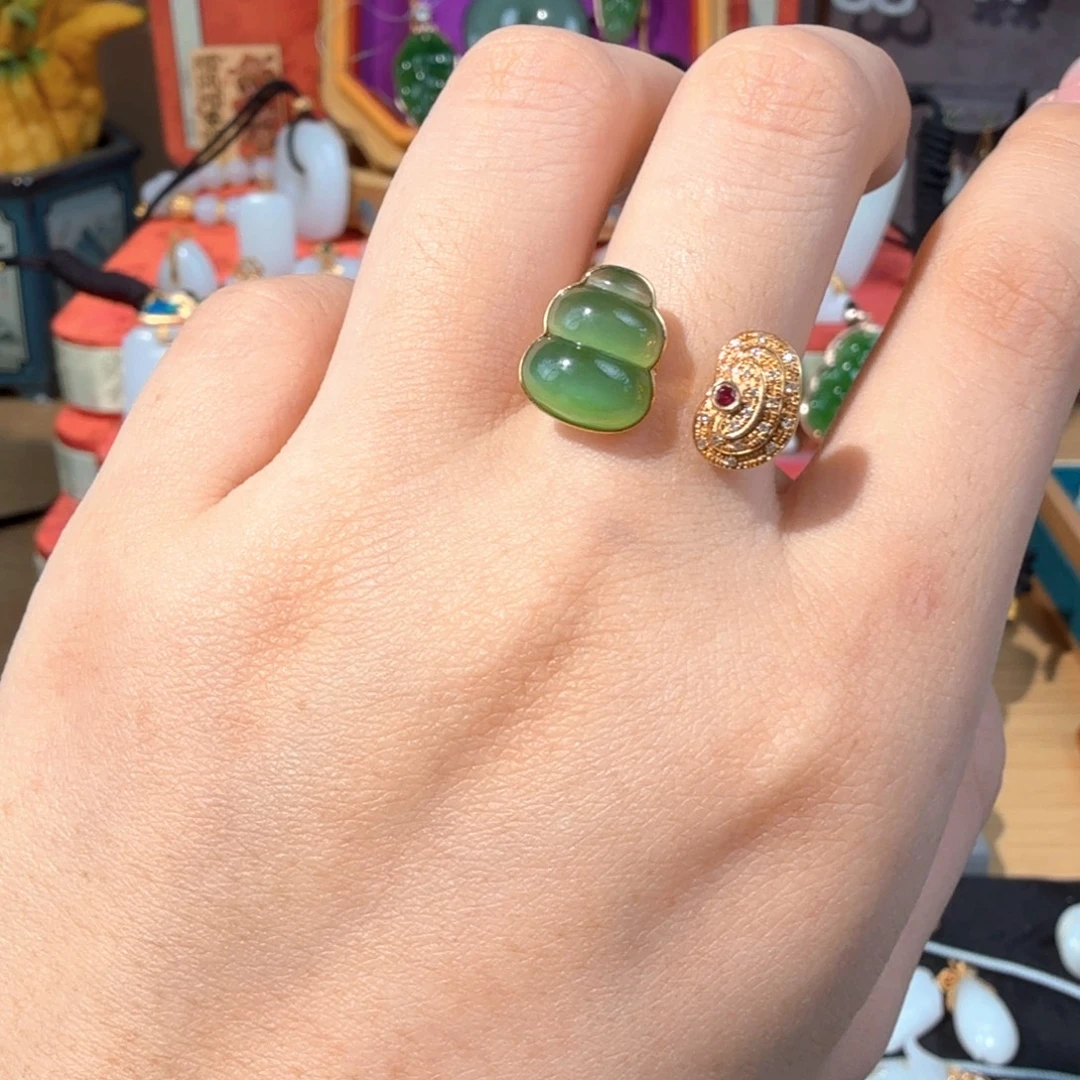 颈饰18K金镶嵌和田玉