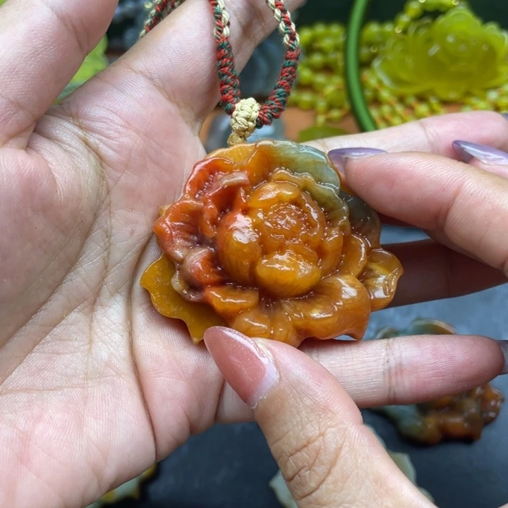 奶***~蛇纹石玉未镶嵌颈饰