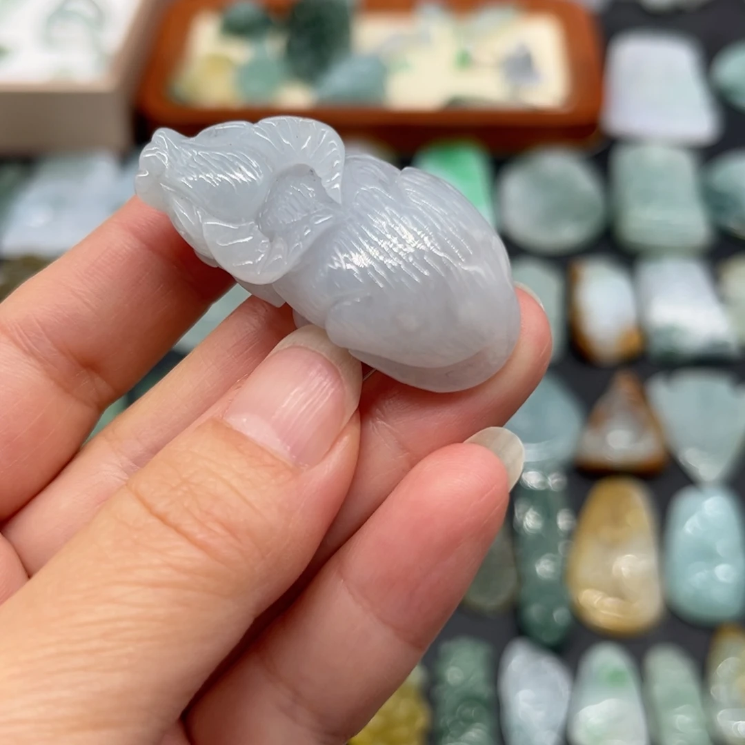 翡翠未镶嵌颈饰牛