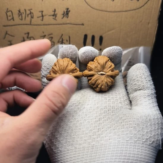 文玩核桃吊坠三角白