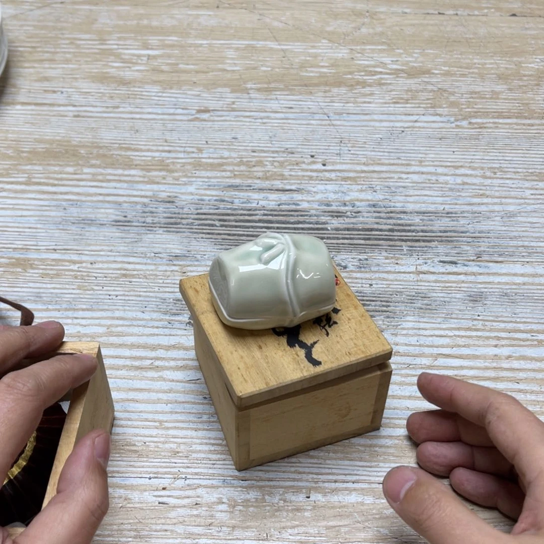 瓷片吃*密密麻麻地排列着一个