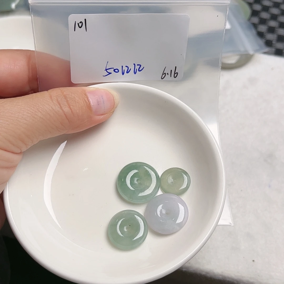 翡翠未镶嵌颈饰江**酱不