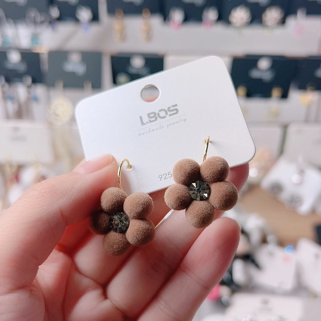 锆石纯铜合金耳环的颜色