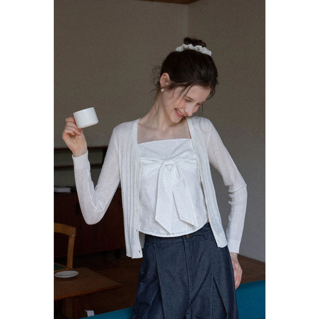 EGGKA白色镂空v领防晒针织开衫薄款短款修身显瘦上衣E25A8093YM