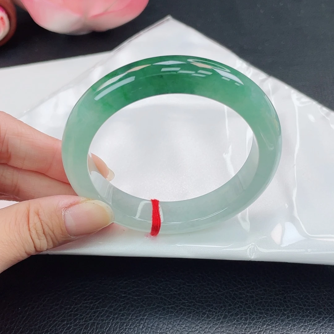翡翠未镶嵌手镯辣绿色
