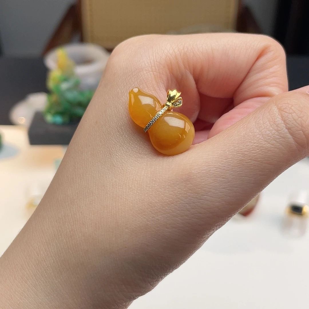 翡翠18K金镶嵌颈饰逍遥葫芦芬达