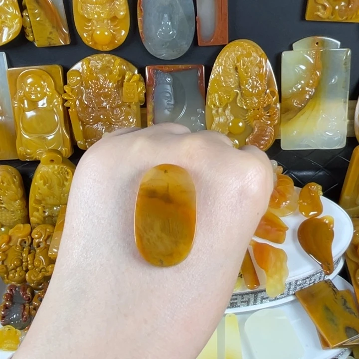 石英质玉（黄龙玉）未镶嵌颈饰