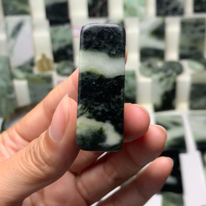 独山玉未镶嵌颈饰