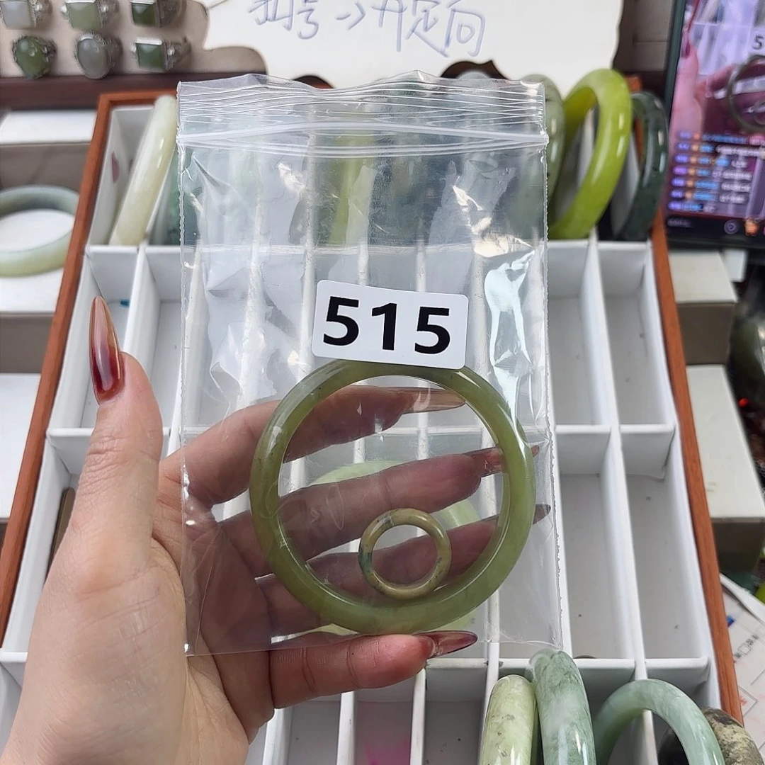 蛇纹石玉未镶嵌手镯哼***唧