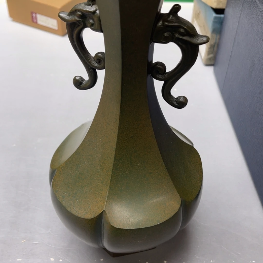 相***欢瓷片密密麻麻地铺满