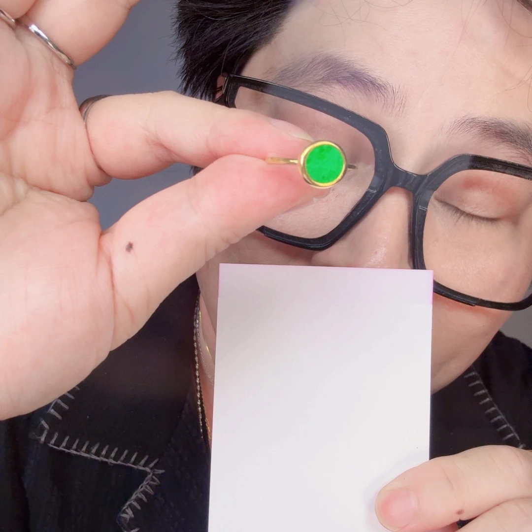 翡翠未镶嵌颈饰一件