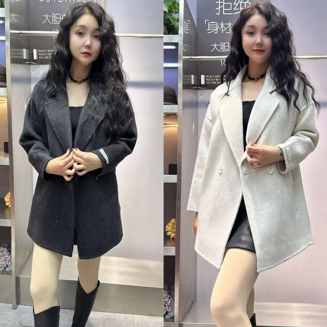 606短款两粒扣袖标毛呢大衣