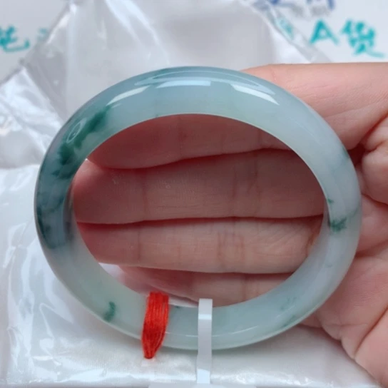 翡翠手镯未镶嵌55.5圈 淡蓝底飘蓝花 细腻润