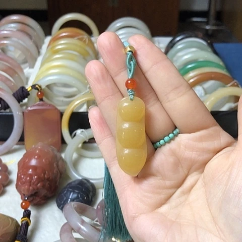颈饰未镶嵌石英质玉