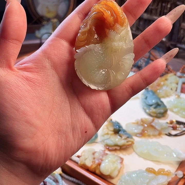 未镶嵌蛇纹石玉颈饰龙**洲