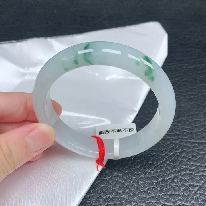 翡翠手镯未镶嵌。