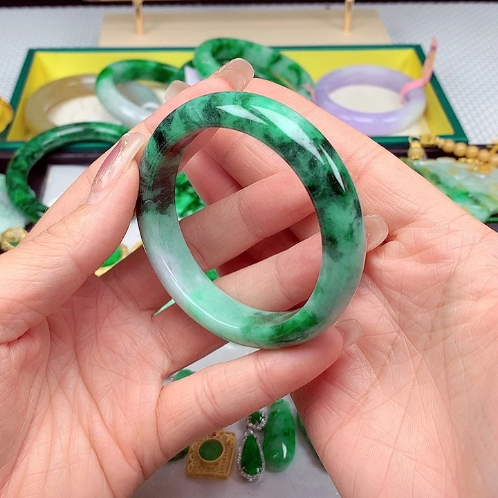 翡翠手镯未镶嵌翡翠