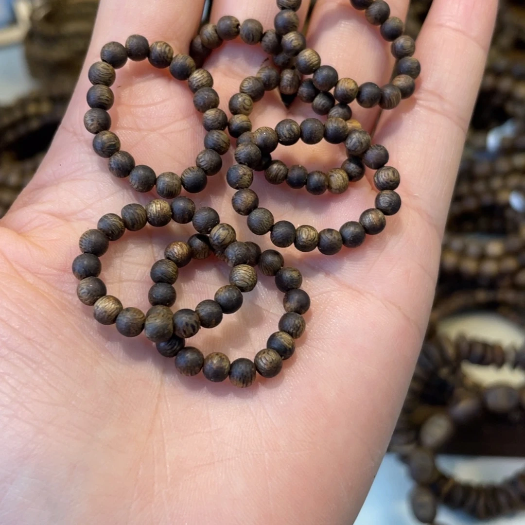 沉香卡4规格戒指一个