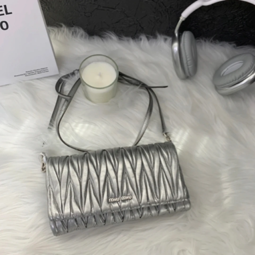 95新 MIU MIU/缪缪 缪缪太空银褶皱斜挎包