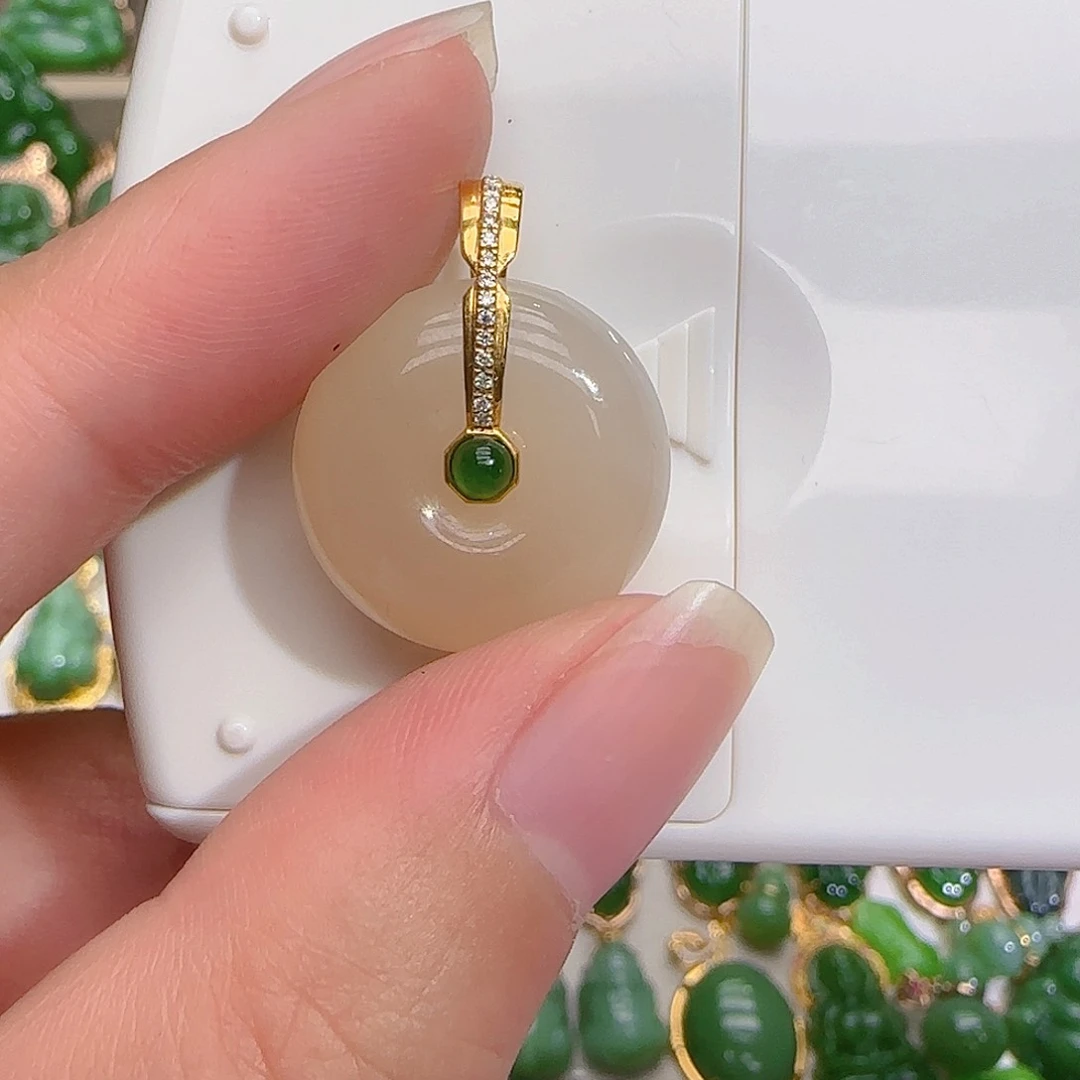 和田玉吊坠(不含链)18K金镶嵌