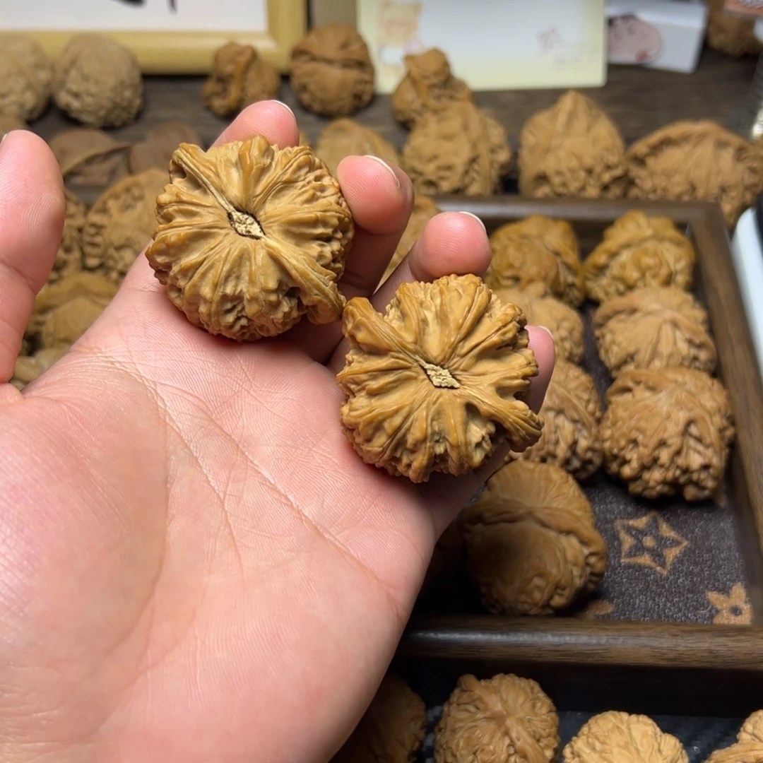 上***水文玩核桃吊坠大白狮子